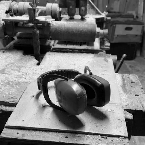 protective ear defenders platziert on workbench in woodturning Werkstatt