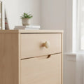 44 mm ümar puidust mööblinupp installed on cabinet door