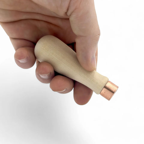 80 mm konischer Werkzeuggriff aus Holz in der Hand zum Größenvergleich