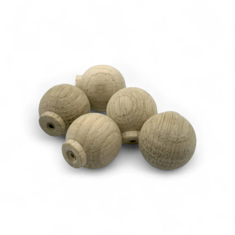 Rückseite von 23 mm kugelförmigen Möbelknäufen aus Eichenholz mit Bohrungen