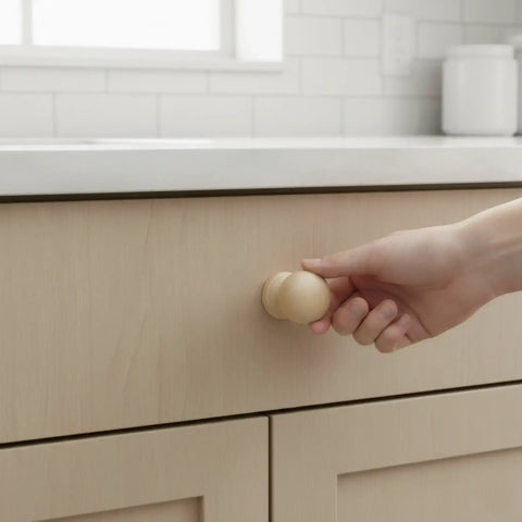 28 mm oval puidust mööblinupp installed on cabinet door