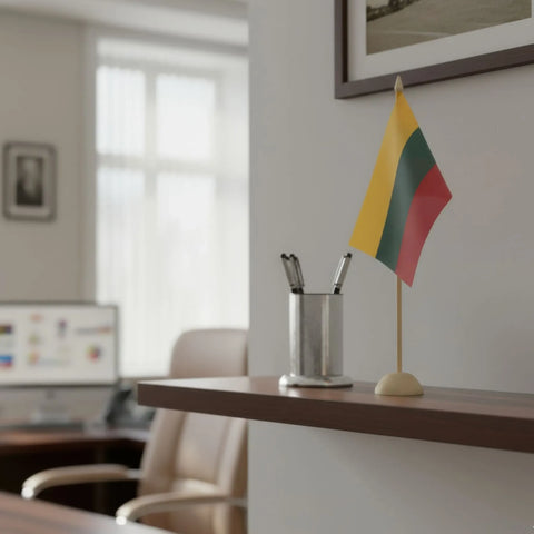 Drewniany stojak na flagę stołową 33 cm z kulistą podstawą trzymający flagę