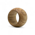 Nahaufnahme eines 44 mm Serviettenrings aus Holz mit geölter Holzmaserung