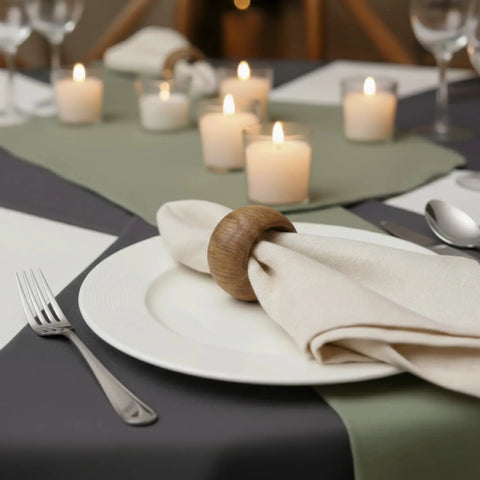 44 mm Holz Serviette Ringe mit linseed oil finish verwendet auf dining table